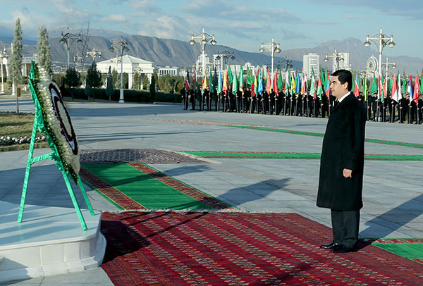 Türkmenistanyň Prezidenti Bitaraplyk Binasyna Gül Goýmak Dabarasyna Gatnaşdy