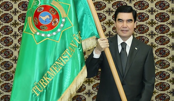 Türkmenistanyň Prezidenti Söweşjeň Baýdaklary Gowşurdy