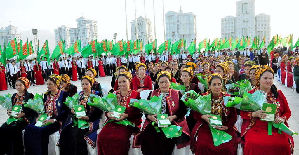 Tutuş Ýurdumyz Türkmen Halysynyň Baýramyny Giňden we Dabaraly Belledi