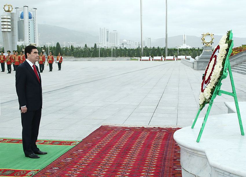 Türkmenistanyň Prezidenti Konstitusiýa we Magtymguly Pyragynyň Şygryýet Güni Mynasybetli Dabaralara Gatnaşdy
