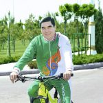 Hormatly Prezidentimiz Gurbanguly Berdimuhamedow Awaza Boýunça Welosipedli Gezelenç Etdi