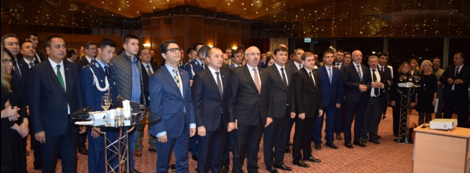 Türkmenistanyň Garaşsyzlygynyň Şanly 26 Ýyllygy Mynasybetli Resmi Agşamlyk Nahary Berildi